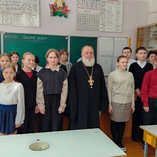 Настоятель храма Преображения Господня в агрогородке Хотислав протоиерей Петр Пешко посетил  школу